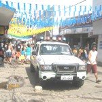VIATURA DA POL&Iacute;CIA ESTACIONA EM LUGAR ERRADO.