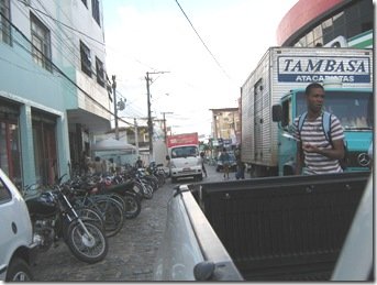 CAMINHÕES ESTACIONADOS NA LOJA GUAIBIM 001