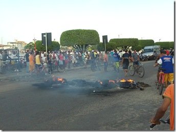 quebra-quebra em valença 004